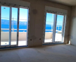 Omiš, Dreizimmerwohnung in einem Neubau in ruhiger Lage, umgeben von Grünflächen, 83,53 m²