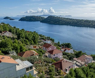 Casa di cinque appartamenti in vendita a Vela Luka Korčula in Croazia