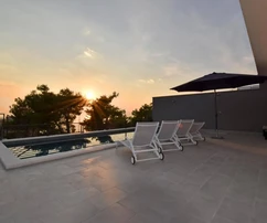 Dvougenerační dům s bazénem na prodej v Makarské v Chorvatsku