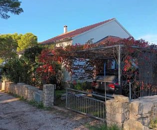 Casa al mare in vendita a Milna sull'isola di Brač in Croazia
