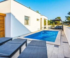 Zadar, Vir, modern villa medencével, 400 m-re a tengertől