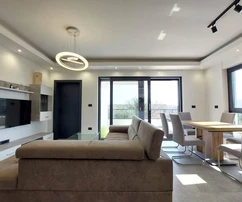 Istria, Medulin, apartamento moderno, 2 dormitorios, terraza y terraza en la azotea, aparcamiento