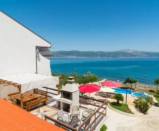 Čiovo, Slatine Einfamilienhaus 260m2 mit Pool, direkter Zugang zum Strand