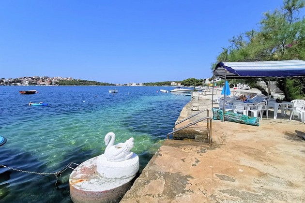 Rogoznica Appartement en bord de mer avec jardin à vendre