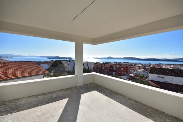 Vodice - Appartement confortable S5 avec trois chambres, vue sur la mer, premier étage