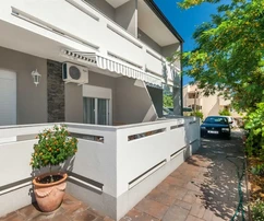 Önálló ház öt apartmannal, vonzó helyen, 500 m-re a strandtól!