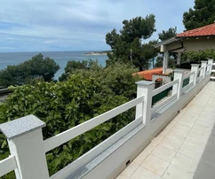 Cres, Martinscica, freistehendes Haus, 148 m², zwei Wohnungen, nur 150 m vom Meer entfernt