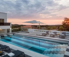 Schöne moderne Villa in einem großen Garten mit Swimmingpool und Blick auf das Meer, Sveti Lovreč, ISTRIEN