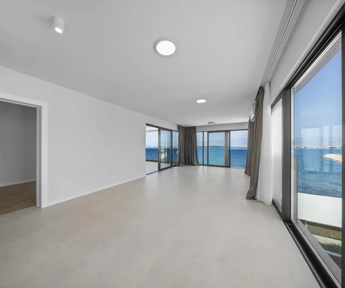 Zadar, Privlaka, apartamento de lujo de dos dormitorios, primera línea al mar, 74,14 m²