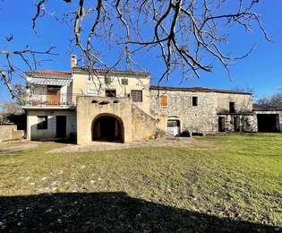 Istrie, Kanfanar : Maison en pierre, grange, grande cour