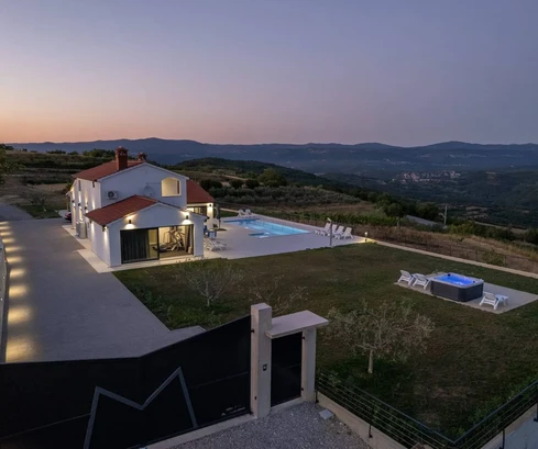 Villa avec piscine à vendre en Istrie offrant une vue panoramique en Croatie