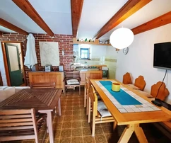 CASA DE PIEDRA CON JARDÍN, A 1000 M DEL MAR!