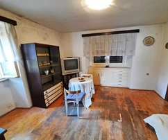 CASA INDIPENDENTE IN PIETRA IN POSIZIONE ATTRAENTE, A 400 M DAL MARE!