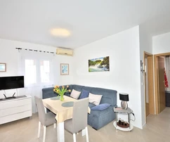 Vodice – appartamento arredato con due camere da letto al piano rialzato, a 600 m dalla spiaggia