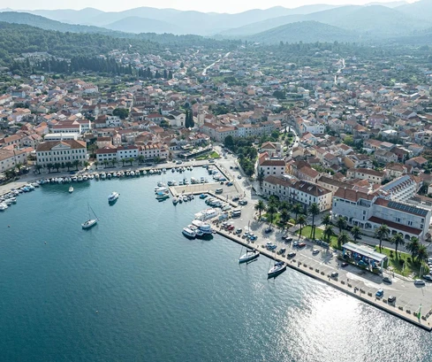 Casa in pietra in vendita proprio sul lungomare di Vela Luka in Croazia