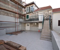 Vodice – Appartamento su due livelli nel centro città