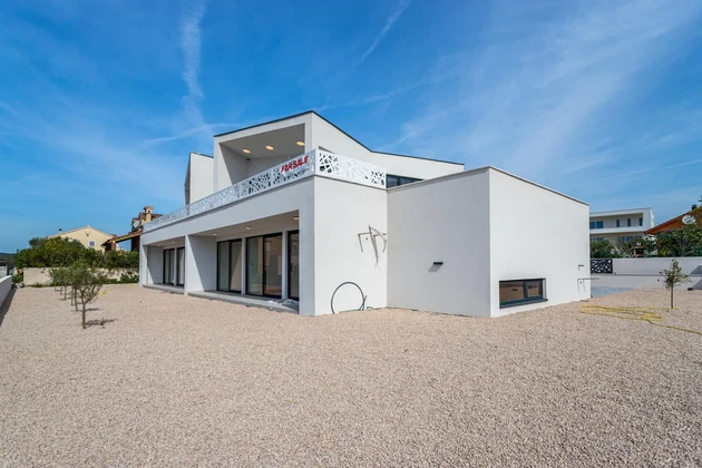 Chalet adosado en venta en Vodice con piscina y vistas impresionantes en Croacia
