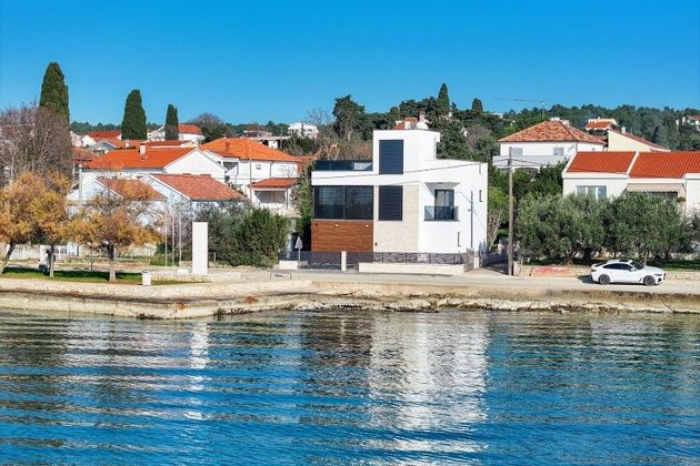 Nouvelle villa contemporaine à vendre directement au bord de l'eau en Croatie