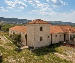 Brac, Nerezisca, a stone villa on a spacious plot of 28,122 m²