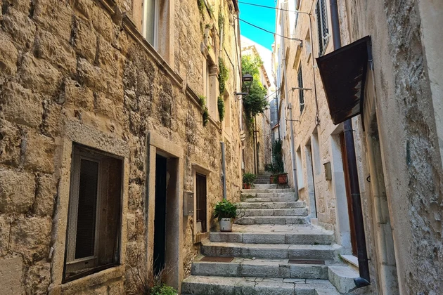 Korčula belvárosában kőből épült otthon várja új tulajdonosát Horvátországban