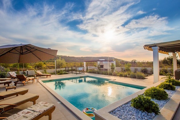 Élégante Villa Solta avec Cour et Piscine à Vendre