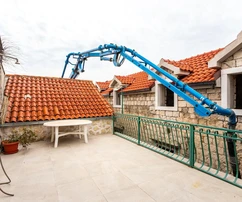 Kaštel Stari, kamenný dom blízko mora