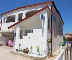 Vir ikerház három apartmannal