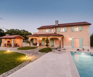 NUOVA VILLA CON PISCINA, IN ZONA TRANQUILLA!