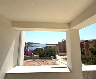 Rogoznica moderan apartman s pogledom na more na prodaju u blizini plaže