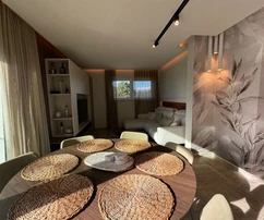 EXKLUZIVNÍ APARTMÁN S VÝHLEDEM NA MOŘE A STŘEŠNÍ TERASOU S BAZÉNEM!