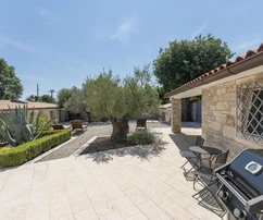 Istria, Smoljanci, Svetvinčenat, autentický kamenný dom s bazénom a záhradou