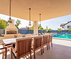 VILLA DE LUXE AVEC PISCINE ET JARDIN, DANS UN ENDROIT CALME !