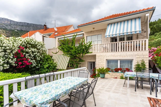Jesenice, Omis Riviera, freistehendes Haus mit einer Gesamtbruttofläche von 426 m²