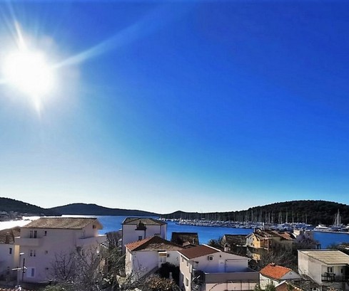 Rogoznica Propriété à Double Usage Près du Centre et de la Mer