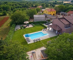 Istria, Višnjan: Ground floor apartment with heated pool