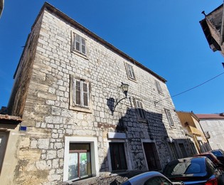 Proprietà ad uso misto nel centro di Sinj in vendita