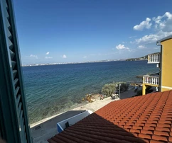 Großzügiges dreistöckiges Haus direkt am Meer zu verkaufen in Kroatien