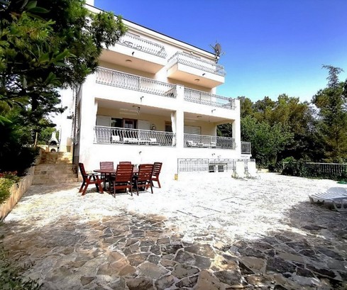 Gran edificio de apartamentos cerca de la playa en Solta en venta