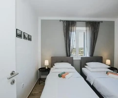 Drvenik Mali, 135 m2-es ikerház tengerre néző kilátással, 300 m-re a strandtól