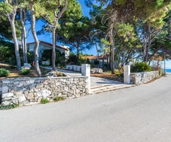 Casa fronte mare in vendita a Sumartin sull'isola di Brač in Croazia