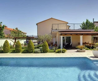 Villa près de Medulin à vendre avec piscine et jardin en Croatie