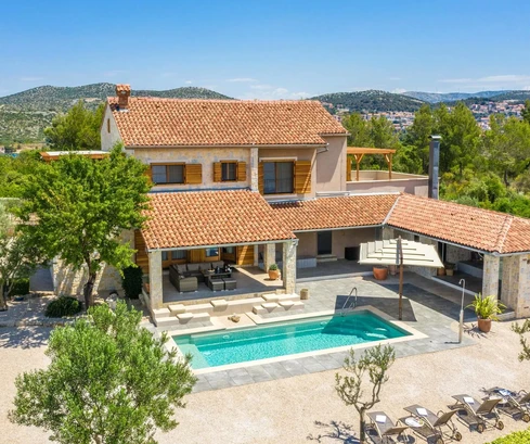 Kamenná vila s bazénom na predaj v lokalite Martinska pri Šibeniku v Chorvátsku
