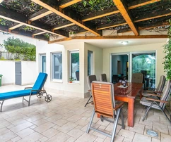 Appartamento con due camere da letto e cortile in vendita a Podstrana in Croazia