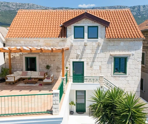 Casa in pietra in vendita proprio sul lungomare di Kaštela in Croazia