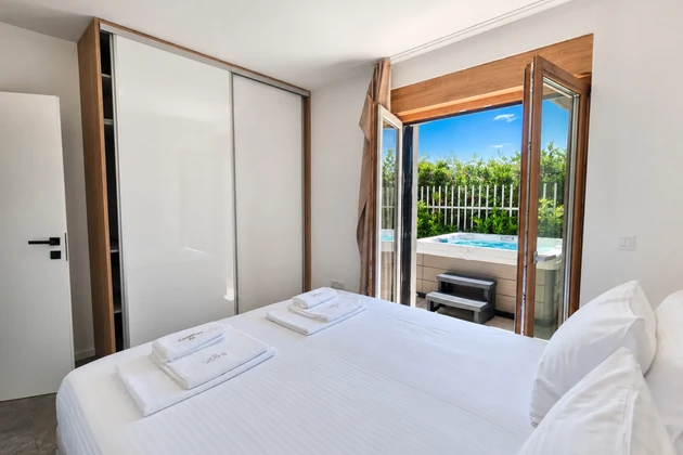 Croacia | Isla de Pag | Povljana - Apartamento exclusivo en primera línea junto al mar con jardín privado
