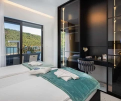 Luxusná vila na predaj v Rogoznici priamo pri mori v Chorvátsku