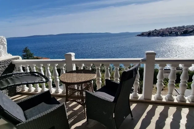 Ciovo, Okrug, apartment house 250 m2, second row from the sea, sea view