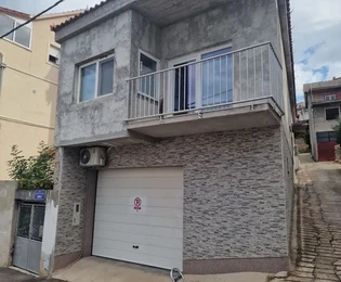 Šibenik, Dom z garażem w pobliżu plaży Banj