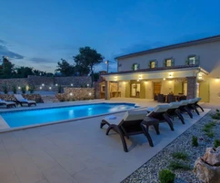 VILLA IN PIETRA CON PISCINA, IN ZONA TRANQUILLA!