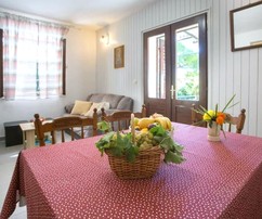 Šarmantný kamenný dom na Brači s priestrannými terasami a garážou